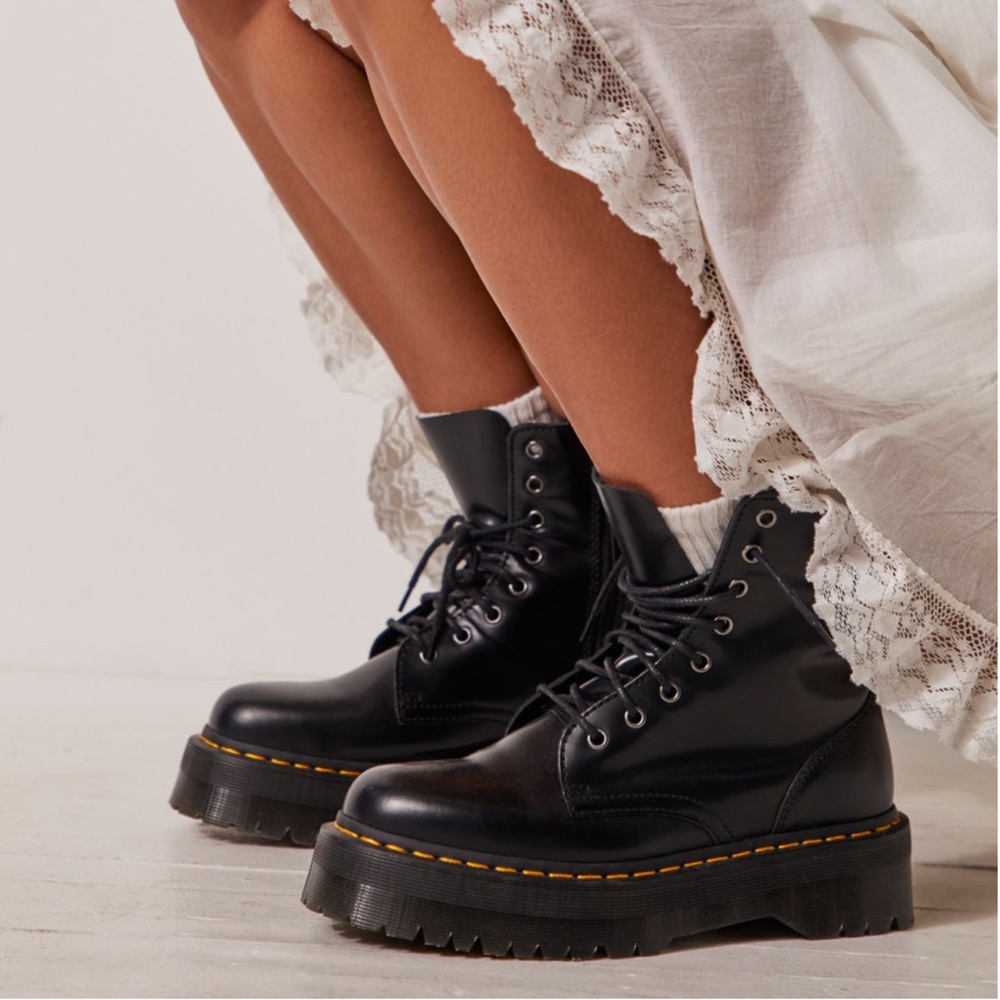 Dr. Martens JADON BOOT SMOOTH LEATHER PLATFORMS SIZE 6